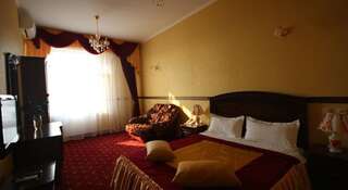 Парк-Отель Уют Славянск-на-Кубани   Стандартный  с 1 большой кроватью и  диваном (ДАБЛ)-1